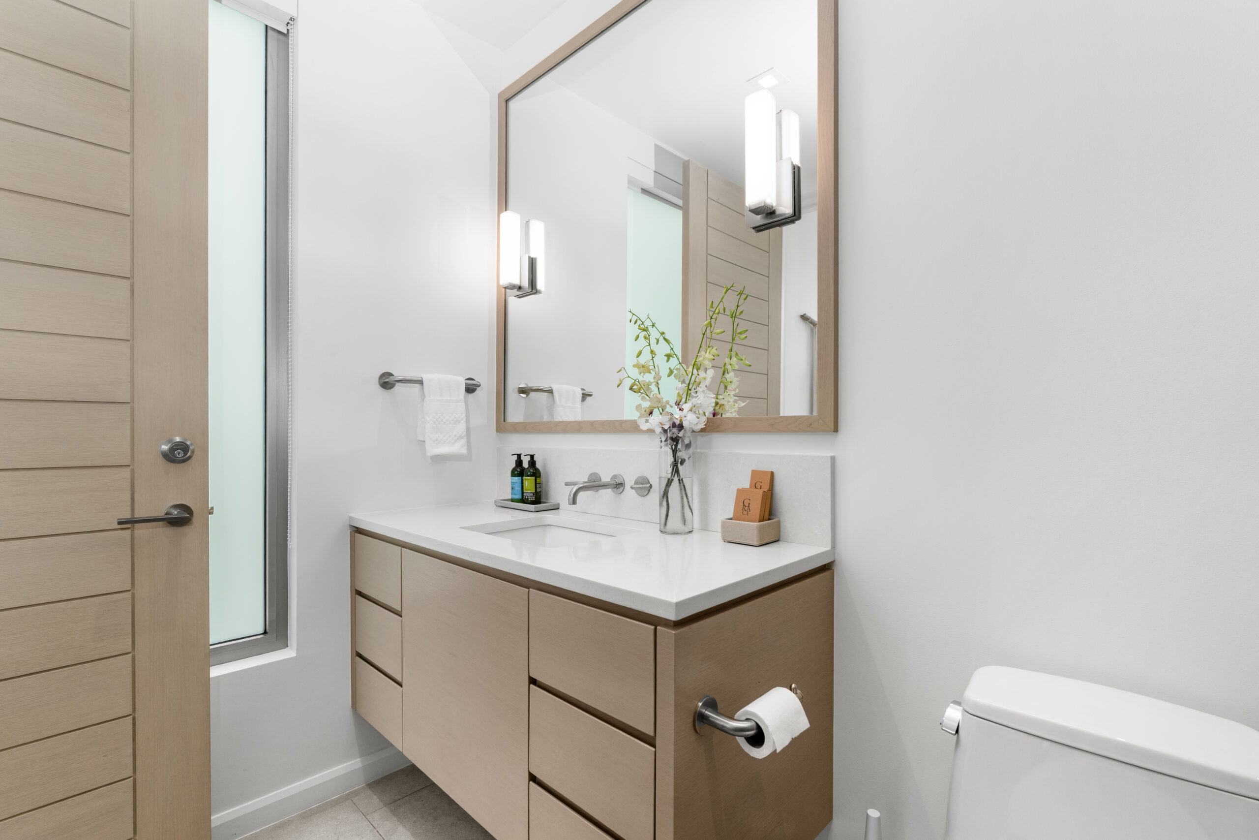 RH V301 Bathroom Den (2)